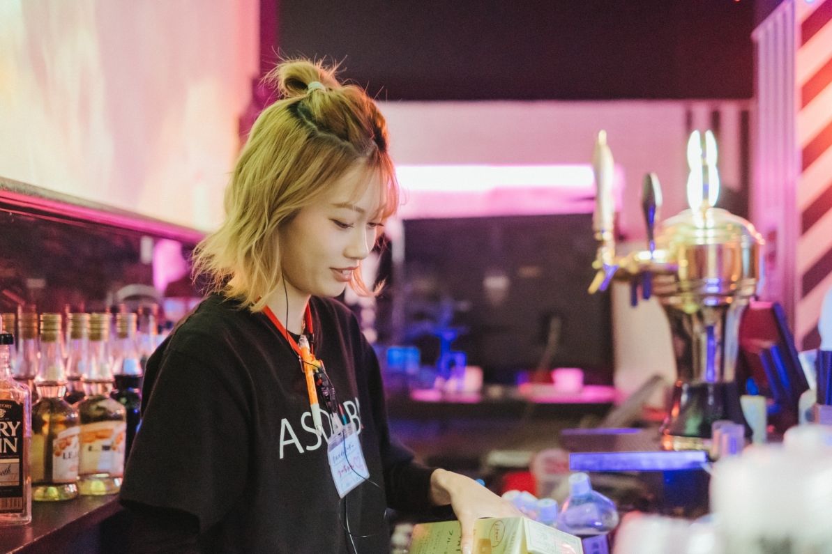 アソビバー,東京,渋谷,渋谷横丁,相席,マッチングバー,ダーツ,アッミューズメント,バー